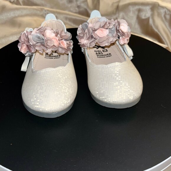 HALLOWEEN SALE!!!  BUY NOW ONLY - Little Girls Off-White Flats w/ Flower Straps - Picture 3 of 4